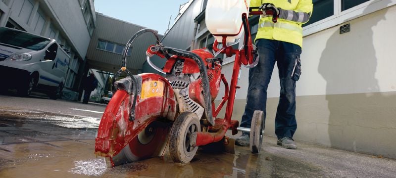 DSH 900-X motorna preklopna testera (400 mm) Snažna ručna motorna preklopna testera od 87 cc sa lakim paljenjem i automatskim sauhom – maks. prečnik sečiva iznosi 400 mm za dubinu sečenja do 150 mm Primene 1