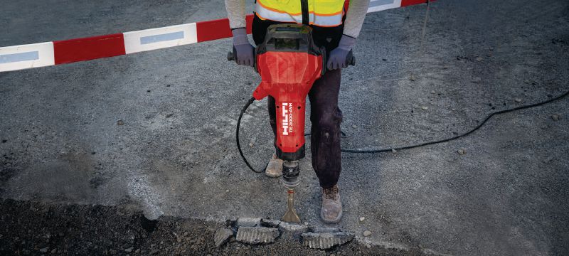 Električni čekić za razbijanje TE 3000-AVR za velika opterećenja Izuzetno snažan štemač za rušenje betona pod velikim opterećenjem, sečenje asfalta, iskopavanje i zabijanje šipki u zemlju Primene 1