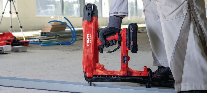 Image 3 of 4: BX 3-L-22 baterijski zabijač eksera za beton (duži ekseri) Baterijski pištolj za eksere koji napaja baterija Nuron za duže eksere (maks. 36 mm│1-13/32) za pričvršćivanje šina za suvu gradnju i materijala koji ne trpe veliko opterećenje za beton, čelik i ciglu Primene 1