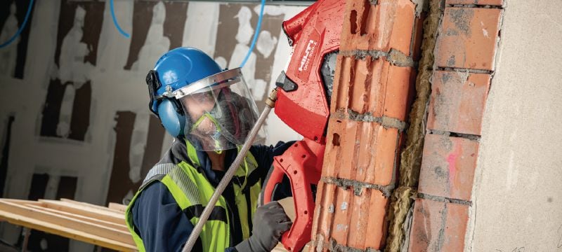 DCH 300-X električni sekač Električni ručni sekač sa dijamantskim sečivom za suvo i mokro sečenje – dubina sečenja do 120 mm pomoću sečiva od 305 mm Primene 1